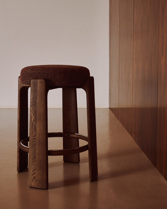 Tabouret Granite en tissu chenille marron et bois de frêne avec finition ton noyer FSC 100 % 65 cm