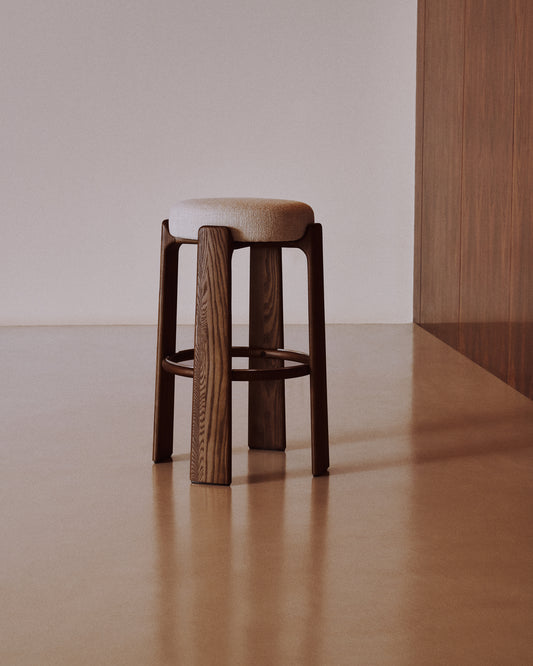 Tabouret Granite version ignifugée en chenille beige et bois de frêne finition ton noyer FSC 100 % 75 cm
