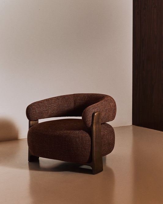 Fauteuil Granite version ignifugée en chenille marron et bois de frêne avec finition ton noyer FSC 100 %