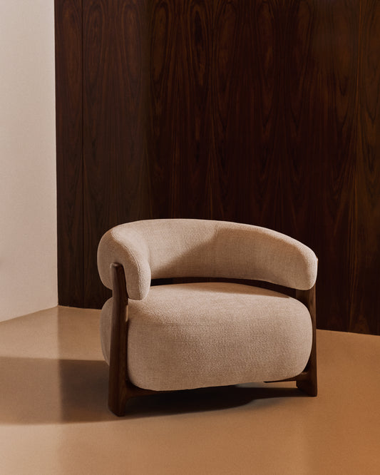 Fauteuil Granite en tissu chenille beige et pieds en bois de frêne finition noyer FSC 100 %