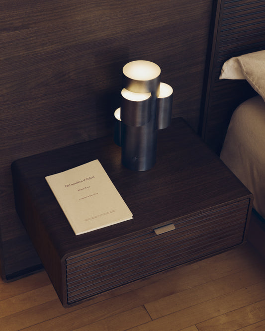 Lampe de table LED portable Adrina en métal gris foncé avec finition brossée