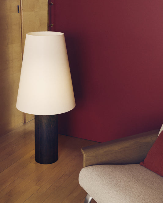 Lampadaire Marga en bois d’hévéa avec finition foncée