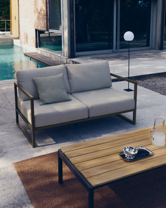 Table basse Sorells en aluminium gris et bois de teck 63 x 144,6 cm FSC 100%