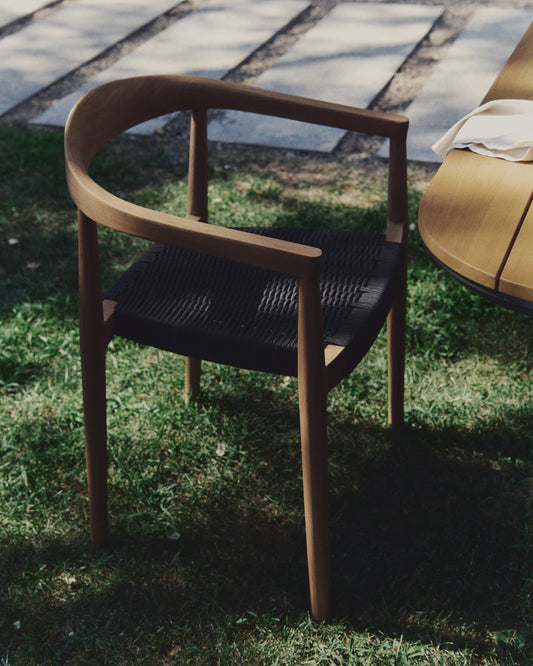 Chaise empilable d’extérieur Ydalia en bois massif de teck finition naturelle et corde noire
