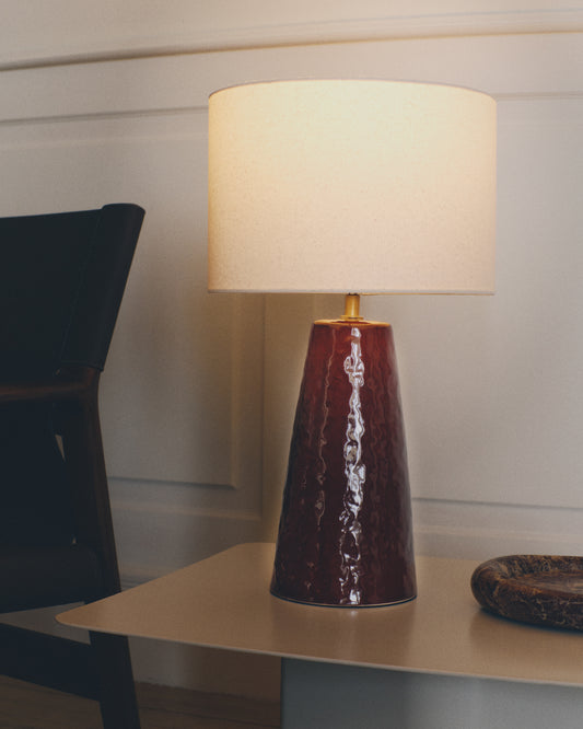 Lampe de table Drava en céramique grenat avec abat-jour en coton