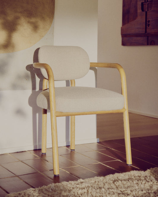 Chaise Melqui beige en bois de chêne avec finition naturelle