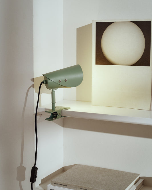 Petite lampe avec pince Jula en métal vert