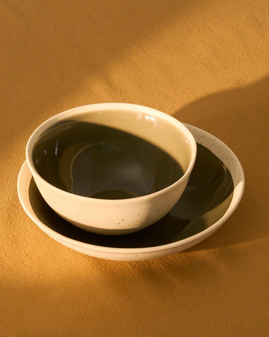 Assiette creuse Nale en céramique beige avec fond vert