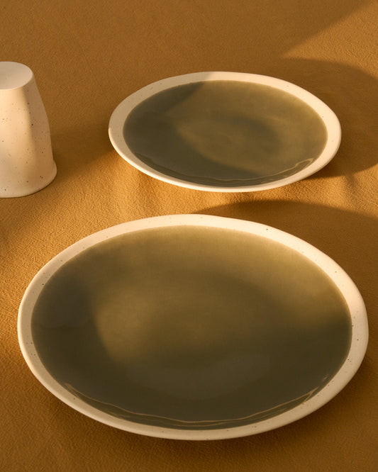 Assiette plate Nale en céramique beige avec fond vert