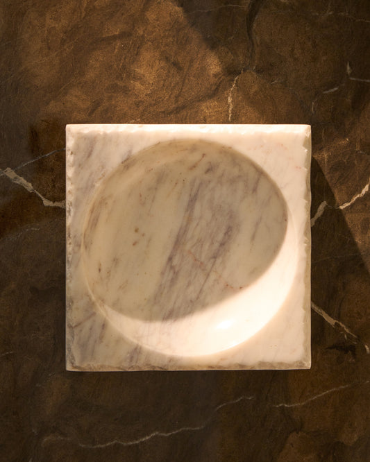 Plateau décoratif Vemi en marbre avec finition brute de couleur blanche 20 x 20 cm