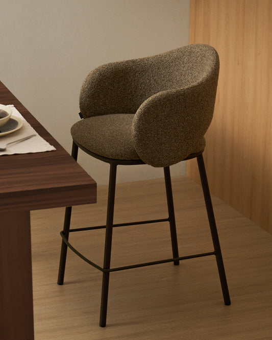 Tabouret Maina en chenille épaisse marron avec pieds en acier finition marron FSC Mix Credit 65 cm