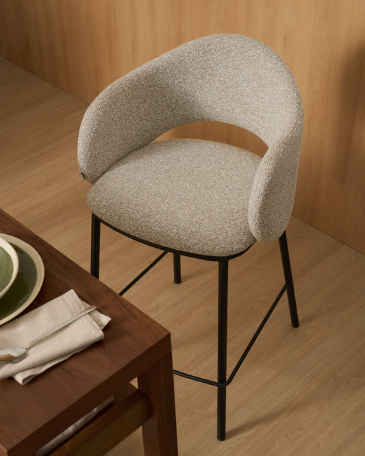 Tabouret Maina en chenille épaisse beige avec pieds en acier finition noire FSC Mix Credit 65 cm