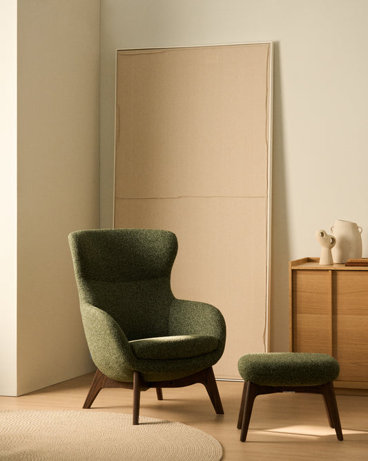 Fauteuil Adiran en chenille épaisse vert mousse avec pieds en bois de chêne finition noyer