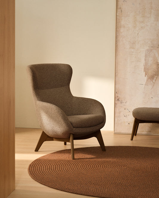 Fauteuil Adiran en chenille épaisse marron clair avec pieds en bois de chêne finition noyer