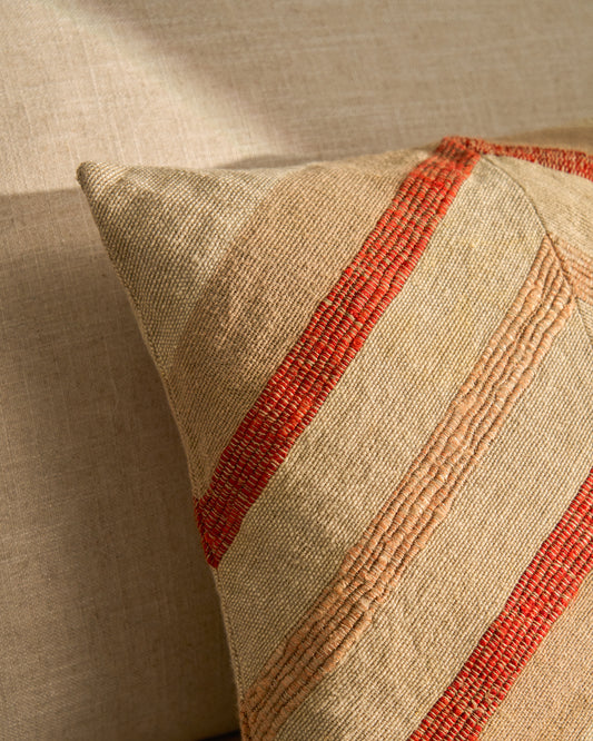 Housse de coussin Taraia en coton et viscose terracotta et beige 45 x 45 cm