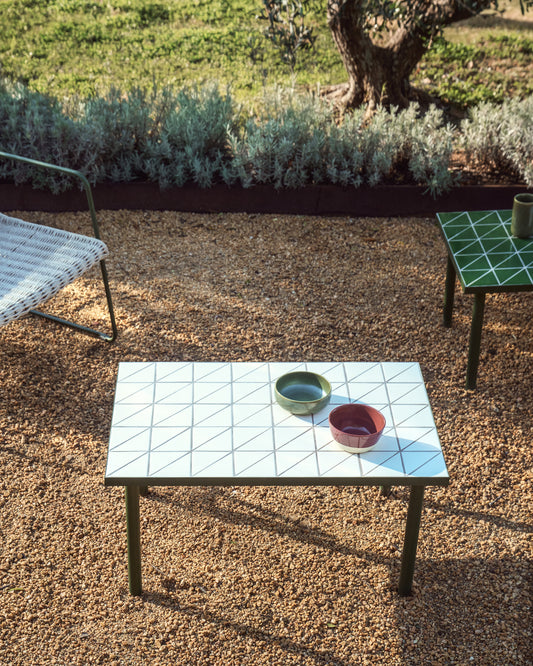 Table auxiliaire Maurina en acier galvanisé vert et céramique écrue 81 x 51 cm