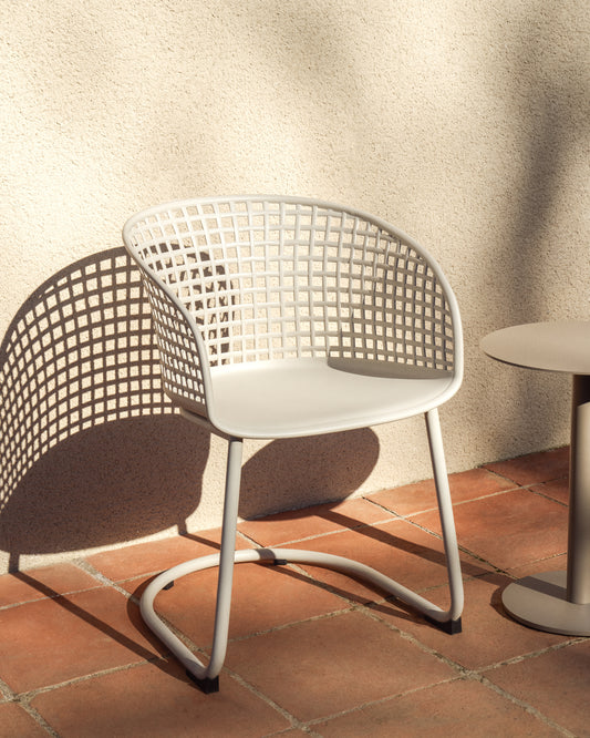 Chaise d’extérieur Tenaro en plastique avec structure en acier beige