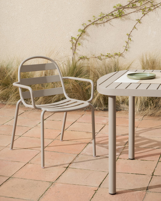 Chaise empilable d’extérieur Joncols en aluminium avec finition peinte taupe