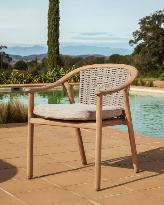 Chaise empilable d’extérieur Elunda en bois massif de teck FSC 100 %