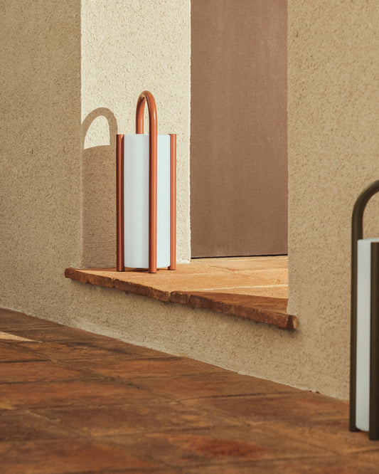 Grande lampe de table portable Leros en polyéthylène et acier terracotta