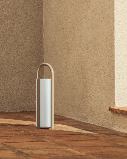 Grande lampe de table portable Leros en polyéthylène et acier taupe