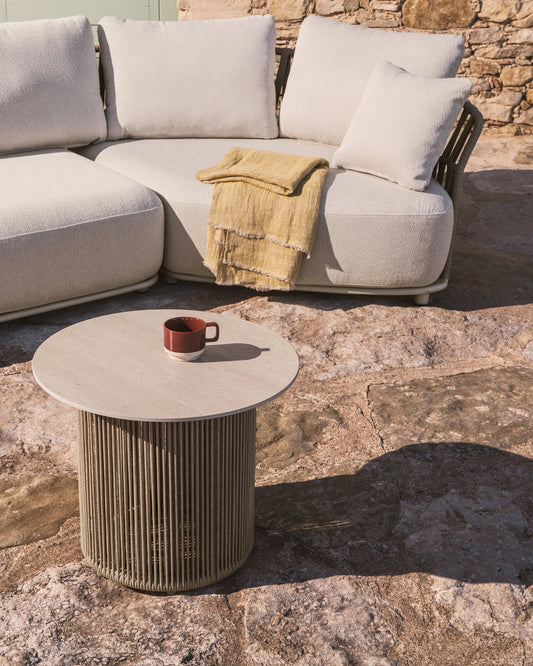 Table d’appoint d’extérieur Orosei en pierre frittée, aluminium et corde écrue Ø 55 cm
