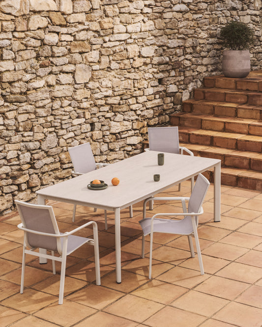 Table Anafi en pierre frittée et aluminium écru 220 x 100 cm