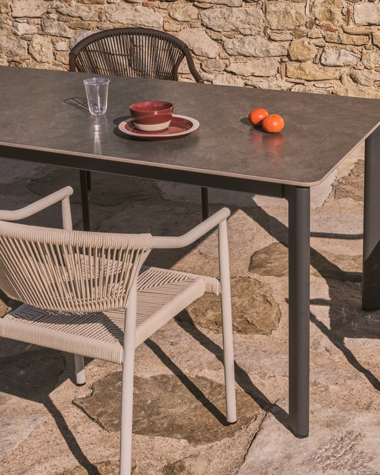 Ensemble table Anafi en pierre frittée et aluminium graphite 180 x 90 cm et 4 chaises Livadia en aluminium graphite
