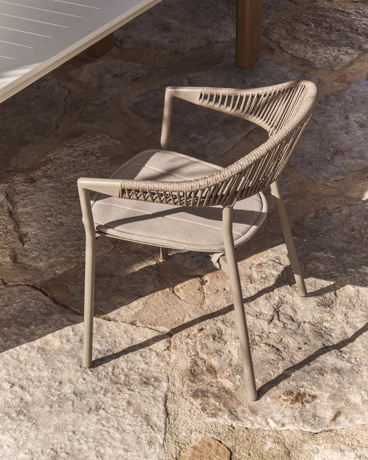 Chaise empilable d’extérieur Alimia en aluminium taupe et corde synthétique marron