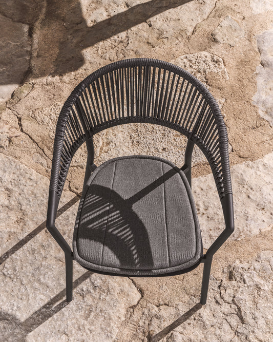 Chaise empilable d’extérieur Alimia en aluminium graphite et corde synthétique grise