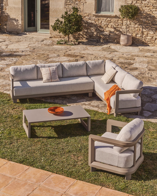 Set Nerano avec canapé d’angle 5 places, fauteuil et table basse en verre trempé et aluminium taupe