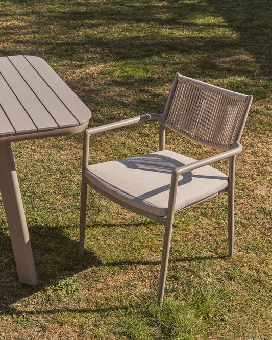 Chaise empilable d’extérieur Argasi en aluminium taupe et corde synthétique beige
