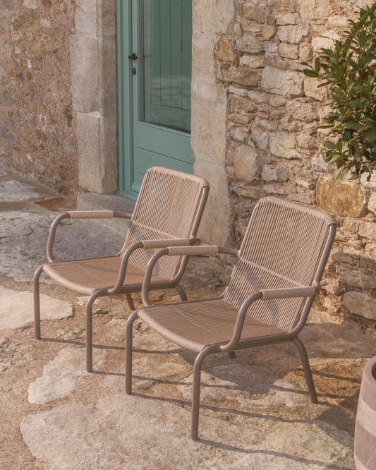 Fauteuil empilable Salis en aluminium taupe et corde synthétique beige