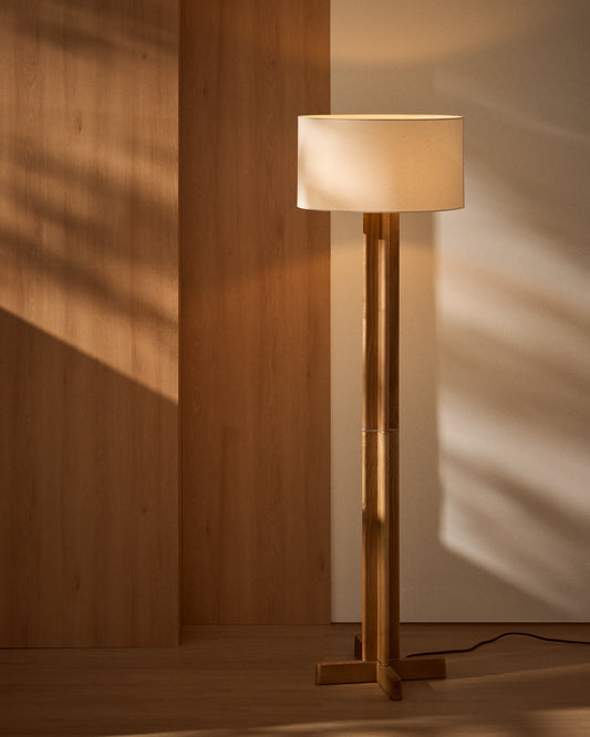 Lampadaire Niani en bois d’hévéa, finition ton naturel et abat-jour en coton couleur ivoire