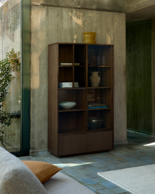 Vitrine Helvine 4 portes et 2 tiroirs en placage de frêne avec finition ton noyer et verre trempé 100 x 174 cm FSC 100 %