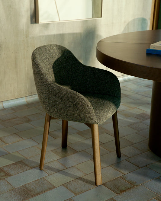 Chaise Meila avec accoudoirs en chenille verte et pieds en bois de frêne avec finition ton naturel