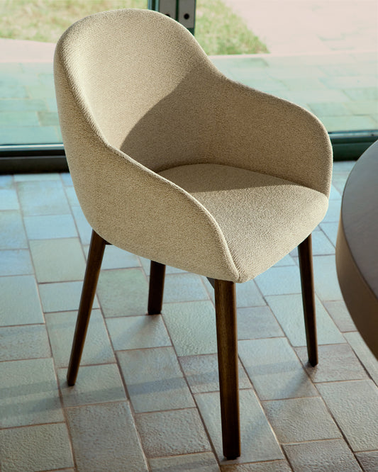 Chaise Meila avec accoudoirs en chenille beige et pieds en bois de frêne avec finition ton noyer