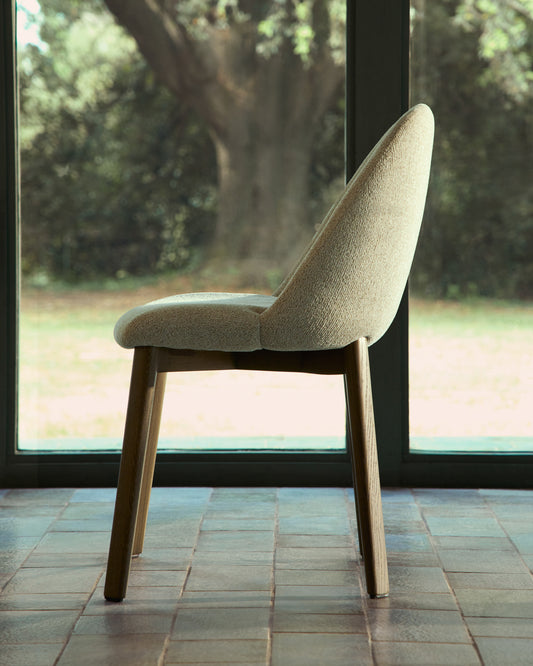 Chaise Meila en chenille beige et pieds en bois de frêne avec finition ton noyer