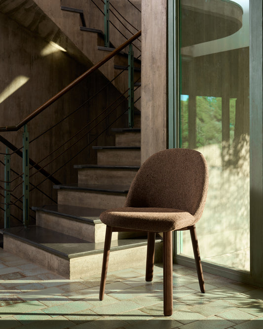 Chaise Meila en chenille terracotta et pieds en bois de frêne avec finition ton noyer