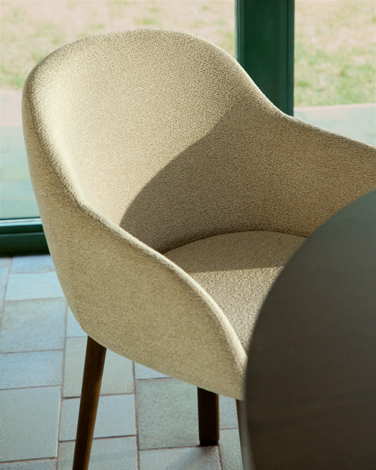 Chaise Meila ignifuge avec accoudoirs en chenille beige et pieds en bois de frêne avec finition ton noyer
