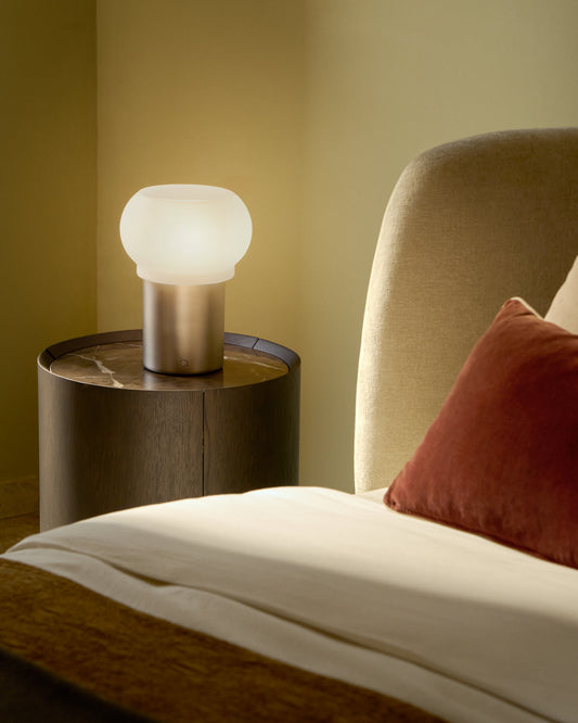 Lampe de table portable LED Leruna en verre dépoli et métal avec finition galvanisée Ø 20 cm