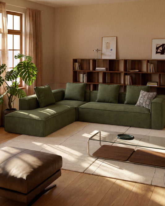 Canapé d’angle Blok 5 places avec pouf terminal gauche en velours côtelé épais vert 255 x 320 cm – FSC Mix Credit