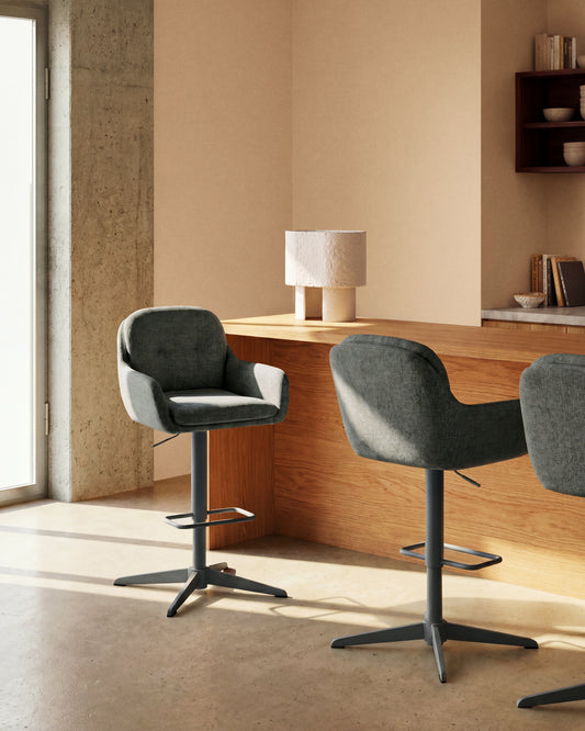 Tabouret pivotant Lexa en chenille verte avec pieds en acier finition verte