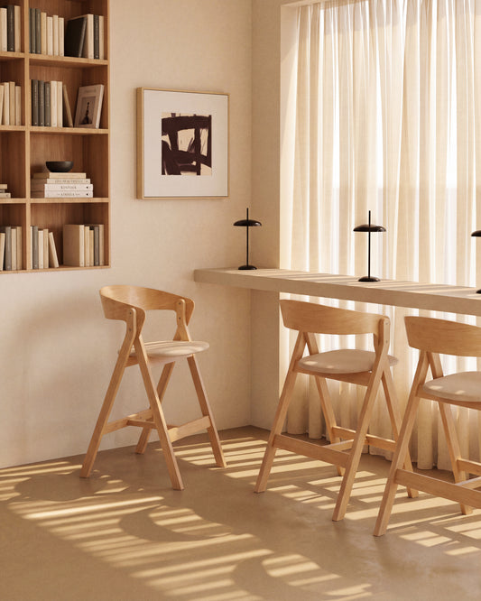 Tabouret Godia en placage de chêne avec finition ton naturel et chenille beige