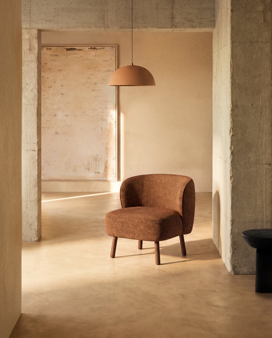 Fauteuil Ulit en chenille terracotta et pieds en bois de frêne finition ton noyer