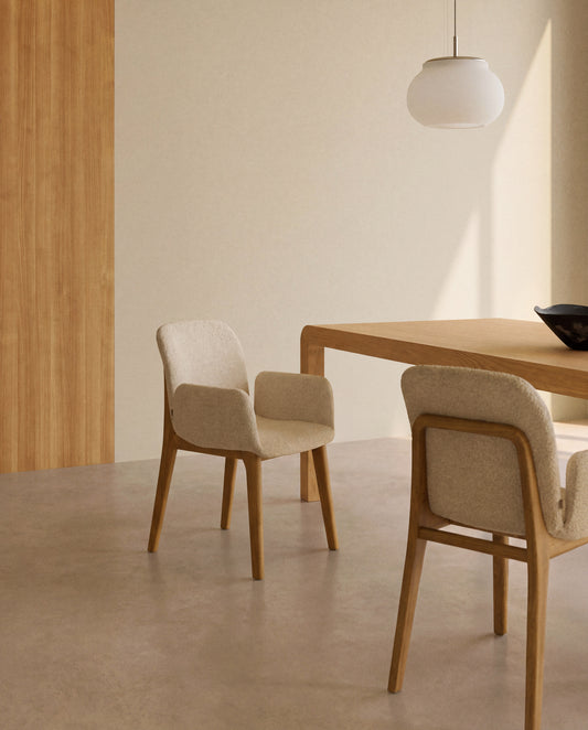 Chaise Elnor avec accoudoirs en chenille beige et pieds en bois de chêne finition naturelle