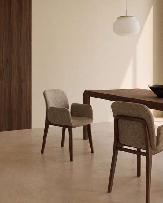 Chaise Elnor avec accoudoirs en chenille marron et pieds en bois de chêne finition noyer