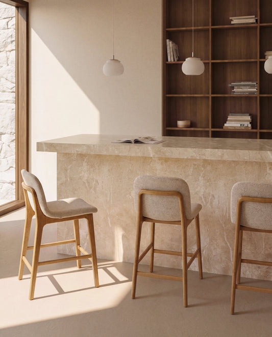 Tabouret Elnor en chenille beige avec pieds en bois de chêne finition naturelle 65 cm