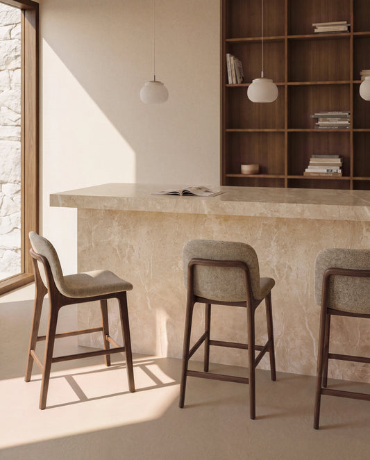 Tabouret Elnor en chenille marron avec pieds en bois de chêne finition noyer 65 cm