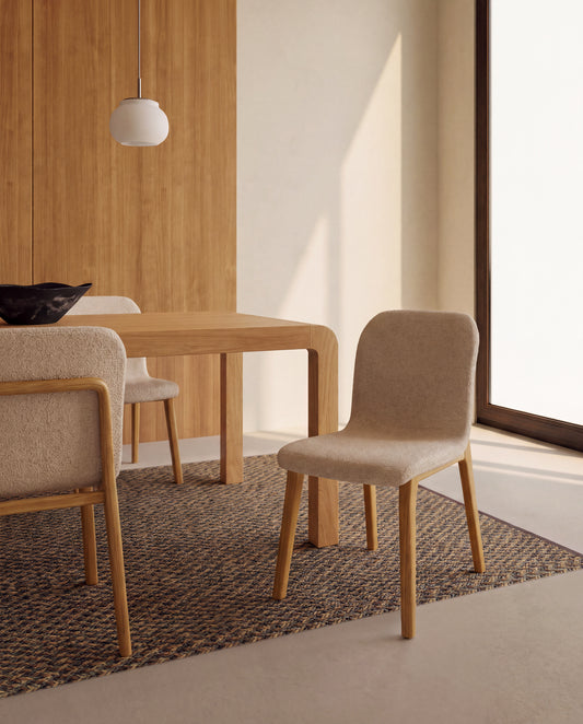 Chaise Elnor en chenille beige avec pieds en bois de chêne finition naturelle